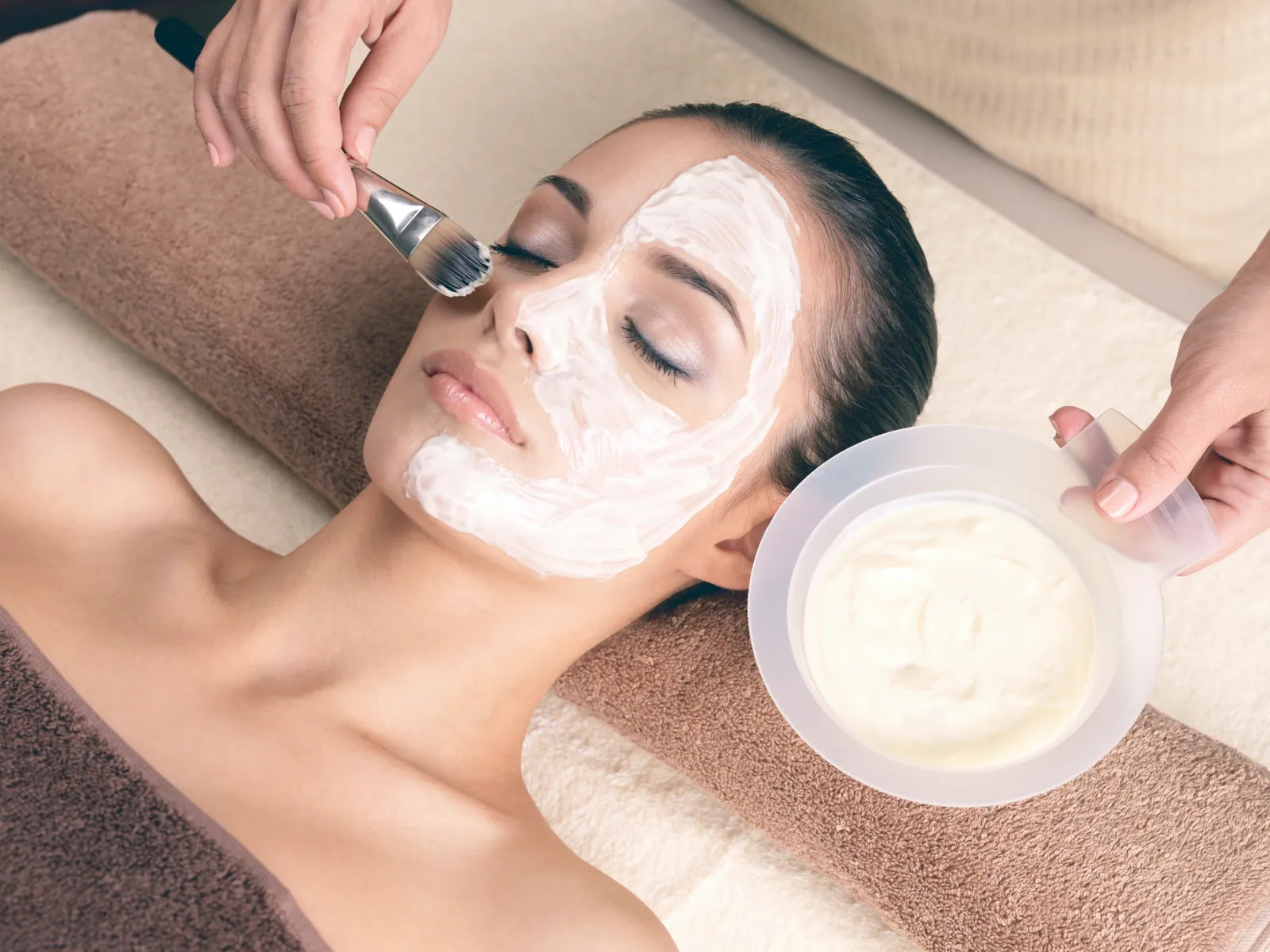Gesichtsbehandlung mit Maske
